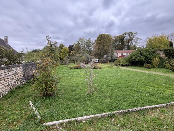 CHATILLON SUR SEINE : Maison de 1930 de plain pied avec 2700m² de terrain , atelier, bûcher et dépendance Châtillon-sur-Seine (21400)