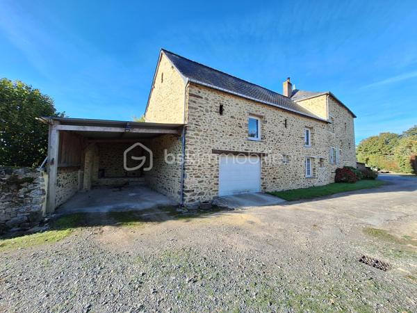 Je vous propose en exclusivité cette charmante longère d'environ 143 m2 située dans la commune d'Andouillé à 15 kms de Laval.

Elle vous offre au RDC une pièce de vie avec cuisine aménagée et équipée, un WC et un espace bureau. Au 1er demi niveau, vous trouverez deux chambres et une grande SDB/SDE puis au 2ème demi niveau trois chambres supplémentaires, un WC et une SDB. Au dernier niveau, un grenier aménageable vous permettra de stocker ou bien d'aménager une pièce supplémentaire selon vos besoins. Les huisseries sont en PVC double vitrage avec volets roulants électriques. Chauffage performant avec chaudière à granulés Okofen.

Le bien dispose également d'un grand garage avec porte électrique, d'une buanderie, d'une chaufferie, et d'une véranda de 16 m2 attenante à la pièce de vie.
Sur la parcelle, vous disposerez également d'une dépendance et d'un carport.

Cette jolie longère a bénéficié de travaux de rénovation avec la pose d'un poêle à bois, réfection des joints extérieurs, cuisine aménagée et équipée, véranda, cheminée et SDB.

A l'extérieur, vous pourrez profiter d'un jardin arboré avec la présence d'une belle variété d'arbres fruitiers.

Travaux à prévoir : fosse septique