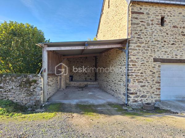 Je vous propose en exclusivité cette charmante longère d'environ 143 m2 située dans la commune d'Andouillé à 15 kms de Laval.

Elle vous offre au RDC une pièce de vie avec cuisine aménagée et équipée, un WC et un espace bureau. Au 1er demi niveau, vous trouverez deux chambres et une grande SDB/SDE puis au 2ème demi niveau trois chambres supplémentaires, un WC et une SDB. Au dernier niveau, un grenier aménageable vous permettra de stocker ou bien d'aménager une pièce supplémentaire selon vos besoins. Les huisseries sont en PVC double vitrage avec volets roulants électriques. Chauffage performant avec chaudière à granulés Okofen.

Le bien dispose également d'un grand garage avec porte électrique, d'une buanderie, d'une chaufferie, et d'une véranda de 16 m2 attenante à la pièce de vie.
Sur la parcelle, vous disposerez également d'une dépendance et d'un carport.

Cette jolie longère a bénéficié de travaux de rénovation avec la pose d'un poêle à bois, réfection des joints extérieurs, cuisine aménagée et équipée, véranda, cheminée et SDB.

A l'extérieur, vous pourrez profiter d'un jardin arboré avec la présence d'une belle variété d'arbres fruitiers.

Travaux à prévoir : fosse septique