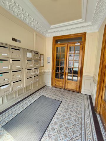 Idéalement situé rue Carnot à Noisy-le-Sec dans le quartier du Triangle d'Or, découvrez ce charmant appartement 3 pièces de 50,88 m² (51,21 m² au sol), lumineux et à l'agencement fonctionnel mettant en valeur son beau parquet et ses moulures au plafond.

Il se compose comme suit: 
Entrée  (7,92 m²) : Un bel espace d'accueil desservant de manière fluide l'ensemble des pièces.
Pièce de vie (11,95 m²) : Un séjour agréable et lumineux.
Espace nuit : Deux belles chambres spacieuses de 11,80 m² (côté rue) et 11,74 m² (côté cour).
Cuisine séparée (4,70 m²) : Indépendante et fonctionnelle.
Sanitaires : Salle de bains et WC indépendants.

Annexe : Une cave privative vient compléter ce bien, offrant un espace de stockage appréciable.

L'appartement est situé dans un quartier calme et résidentiel de Noisy-le-Sec, à proximité de toutes les commodités : commerces, écoles, transports en commun RER E 8 min à pied, tramway T1, bus (105 et 143).

N'hésitez pas à me contacter pour organiser une visite !