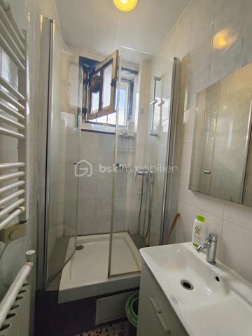 Idéalement situé rue Carnot à Noisy-le-Sec dans le quartier du Triangle d'Or, découvrez ce charmant appartement 3 pièces de 50,88 m² (51,21 m² au sol), lumineux et à l'agencement fonctionnel mettant en valeur son beau parquet et ses moulures au plafond.

Il se compose comme suit: 
Entrée  (7,92 m²) : Un bel espace d'accueil desservant de manière fluide l'ensemble des pièces.
Pièce de vie (11,95 m²) : Un séjour agréable et lumineux.
Espace nuit : Deux belles chambres spacieuses de 11,80 m² (côté rue) et 11,74 m² (côté cour).
Cuisine séparée (4,70 m²) : Indépendante et fonctionnelle.
Sanitaires : Salle de bains et WC indépendants.

Annexe : Une cave privative vient compléter ce bien, offrant un espace de stockage appréciable.

L'appartement est situé dans un quartier calme et résidentiel de Noisy-le-Sec, à proximité de toutes les commodités : commerces, écoles, transports en commun RER E 8 min à pied, tramway T1, bus (105 et 143).

N'hésitez pas à me contacter pour organiser une visite !