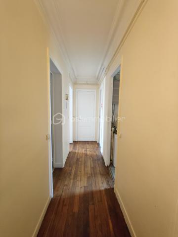Idéalement situé rue Carnot à Noisy-le-Sec dans le quartier du Triangle d'Or, découvrez ce charmant appartement 3 pièces de 50,88 m² (51,21 m² au sol), lumineux et à l'agencement fonctionnel mettant en valeur son beau parquet et ses moulures au plafond.

Il se compose comme suit: 
Entrée  (7,92 m²) : Un bel espace d'accueil desservant de manière fluide l'ensemble des pièces.
Pièce de vie (11,95 m²) : Un séjour agréable et lumineux.
Espace nuit : Deux belles chambres spacieuses de 11,80 m² (côté rue) et 11,74 m² (côté cour).
Cuisine séparée (4,70 m²) : Indépendante et fonctionnelle.
Sanitaires : Salle de bains et WC indépendants.

Annexe : Une cave privative vient compléter ce bien, offrant un espace de stockage appréciable.

L'appartement est situé dans un quartier calme et résidentiel de Noisy-le-Sec, à proximité de toutes les commodités : commerces, écoles, transports en commun RER E 8 min à pied, tramway T1, bus (105 et 143).

N'hésitez pas à me contacter pour organiser une visite !