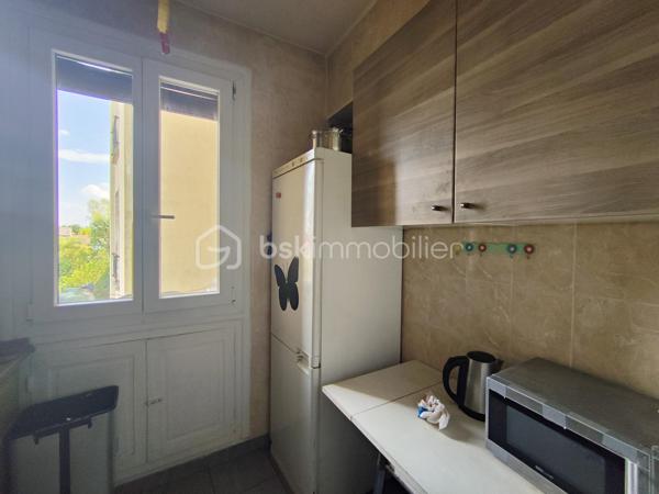 Idéalement situé rue Carnot à Noisy-le-Sec dans le quartier du Triangle d'Or, découvrez ce charmant appartement 3 pièces de 50,88 m² (51,21 m² au sol), lumineux et à l'agencement fonctionnel mettant en valeur son beau parquet et ses moulures au plafond.

Il se compose comme suit: 
Entrée  (7,92 m²) : Un bel espace d'accueil desservant de manière fluide l'ensemble des pièces.
Pièce de vie (11,95 m²) : Un séjour agréable et lumineux.
Espace nuit : Deux belles chambres spacieuses de 11,80 m² (côté rue) et 11,74 m² (côté cour).
Cuisine séparée (4,70 m²) : Indépendante et fonctionnelle.
Sanitaires : Salle de bains et WC indépendants.

Annexe : Une cave privative vient compléter ce bien, offrant un espace de stockage appréciable.

L'appartement est situé dans un quartier calme et résidentiel de Noisy-le-Sec, à proximité de toutes les commodités : commerces, écoles, transports en commun RER E 8 min à pied, tramway T1, bus (105 et 143).

N'hésitez pas à me contacter pour organiser une visite !