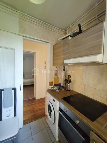 Idéalement situé rue Carnot à Noisy-le-Sec dans le quartier du Triangle d'Or, découvrez ce charmant appartement 3 pièces de 50,88 m² (51,21 m² au sol), lumineux et à l'agencement fonctionnel mettant en valeur son beau parquet et ses moulures au plafond.

Il se compose comme suit: 
Entrée  (7,92 m²) : Un bel espace d'accueil desservant de manière fluide l'ensemble des pièces.
Pièce de vie (11,95 m²) : Un séjour agréable et lumineux.
Espace nuit : Deux belles chambres spacieuses de 11,80 m² (côté rue) et 11,74 m² (côté cour).
Cuisine séparée (4,70 m²) : Indépendante et fonctionnelle.
Sanitaires : Salle de bains et WC indépendants.

Annexe : Une cave privative vient compléter ce bien, offrant un espace de stockage appréciable.

L'appartement est situé dans un quartier calme et résidentiel de Noisy-le-Sec, à proximité de toutes les commodités : commerces, écoles, transports en commun RER E 8 min à pied, tramway T1, bus (105 et 143).

N'hésitez pas à me contacter pour organiser une visite !
