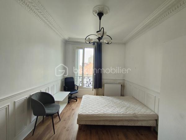 Idéalement situé rue Carnot à Noisy-le-Sec dans le quartier du Triangle d'Or, découvrez ce charmant appartement 3 pièces de 50,88 m² (51,21 m² au sol), lumineux et à l'agencement fonctionnel mettant en valeur son beau parquet et ses moulures au plafond.

Il se compose comme suit: 
Entrée  (7,92 m²) : Un bel espace d'accueil desservant de manière fluide l'ensemble des pièces.
Pièce de vie (11,95 m²) : Un séjour agréable et lumineux.
Espace nuit : Deux belles chambres spacieuses de 11,80 m² (côté rue) et 11,74 m² (côté cour).
Cuisine séparée (4,70 m²) : Indépendante et fonctionnelle.
Sanitaires : Salle de bains et WC indépendants.

Annexe : Une cave privative vient compléter ce bien, offrant un espace de stockage appréciable.

L'appartement est situé dans un quartier calme et résidentiel de Noisy-le-Sec, à proximité de toutes les commodités : commerces, écoles, transports en commun RER E 8 min à pied, tramway T1, bus (105 et 143).

N'hésitez pas à me contacter pour organiser une visite !