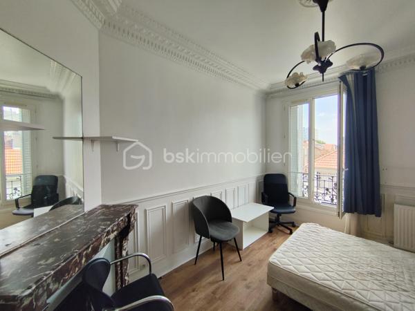 Idéalement situé rue Carnot à Noisy-le-Sec dans le quartier du Triangle d'Or, découvrez ce charmant appartement 3 pièces de 50,88 m² (51,21 m² au sol), lumineux et à l'agencement fonctionnel mettant en valeur son beau parquet et ses moulures au plafond.

Il se compose comme suit: 
Entrée  (7,92 m²) : Un bel espace d'accueil desservant de manière fluide l'ensemble des pièces.
Pièce de vie (11,95 m²) : Un séjour agréable et lumineux.
Espace nuit : Deux belles chambres spacieuses de 11,80 m² (côté rue) et 11,74 m² (côté cour).
Cuisine séparée (4,70 m²) : Indépendante et fonctionnelle.
Sanitaires : Salle de bains et WC indépendants.

Annexe : Une cave privative vient compléter ce bien, offrant un espace de stockage appréciable.

L'appartement est situé dans un quartier calme et résidentiel de Noisy-le-Sec, à proximité de toutes les commodités : commerces, écoles, transports en commun RER E 8 min à pied, tramway T1, bus (105 et 143).

N'hésitez pas à me contacter pour organiser une visite !