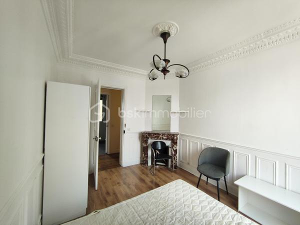 Idéalement situé rue Carnot à Noisy-le-Sec dans le quartier du Triangle d'Or, découvrez ce charmant appartement 3 pièces de 50,88 m² (51,21 m² au sol), lumineux et à l'agencement fonctionnel mettant en valeur son beau parquet et ses moulures au plafond.

Il se compose comme suit: 
Entrée  (7,92 m²) : Un bel espace d'accueil desservant de manière fluide l'ensemble des pièces.
Pièce de vie (11,95 m²) : Un séjour agréable et lumineux.
Espace nuit : Deux belles chambres spacieuses de 11,80 m² (côté rue) et 11,74 m² (côté cour).
Cuisine séparée (4,70 m²) : Indépendante et fonctionnelle.
Sanitaires : Salle de bains et WC indépendants.

Annexe : Une cave privative vient compléter ce bien, offrant un espace de stockage appréciable.

L'appartement est situé dans un quartier calme et résidentiel de Noisy-le-Sec, à proximité de toutes les commodités : commerces, écoles, transports en commun RER E 8 min à pied, tramway T1, bus (105 et 143).

N'hésitez pas à me contacter pour organiser une visite !