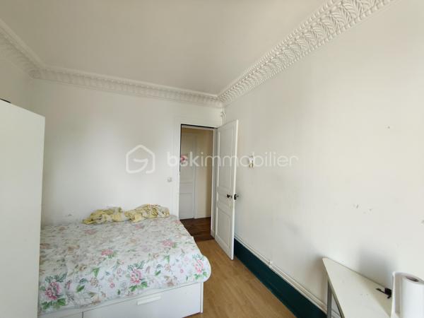 Idéalement situé rue Carnot à Noisy-le-Sec dans le quartier du Triangle d'Or, découvrez ce charmant appartement 3 pièces de 50,88 m² (51,21 m² au sol), lumineux et à l'agencement fonctionnel mettant en valeur son beau parquet et ses moulures au plafond.

Il se compose comme suit: 
Entrée  (7,92 m²) : Un bel espace d'accueil desservant de manière fluide l'ensemble des pièces.
Pièce de vie (11,95 m²) : Un séjour agréable et lumineux.
Espace nuit : Deux belles chambres spacieuses de 11,80 m² (côté rue) et 11,74 m² (côté cour).
Cuisine séparée (4,70 m²) : Indépendante et fonctionnelle.
Sanitaires : Salle de bains et WC indépendants.

Annexe : Une cave privative vient compléter ce bien, offrant un espace de stockage appréciable.

L'appartement est situé dans un quartier calme et résidentiel de Noisy-le-Sec, à proximité de toutes les commodités : commerces, écoles, transports en commun RER E 8 min à pied, tramway T1, bus (105 et 143).

N'hésitez pas à me contacter pour organiser une visite !