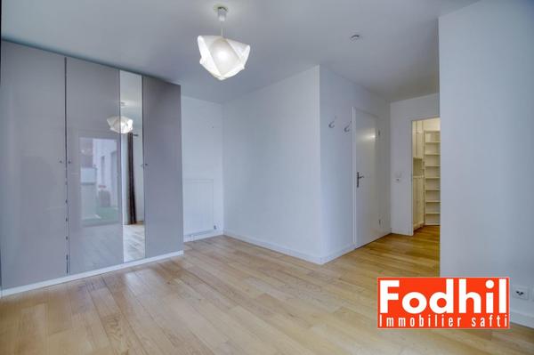 Appartement familial 5 pièces- 2 parkings et cave.