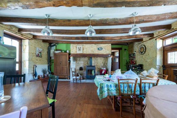 Maison ancienne - Gourdon EXCLUSIVITE - Agréable Propriété de caractère avec spacieuse maison et grange en pierre sur 3586 m² arborés