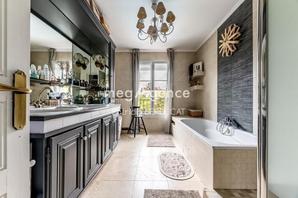 Maison à Le Perreux-sur-Marne, 94170 - 11 pièces 252m²