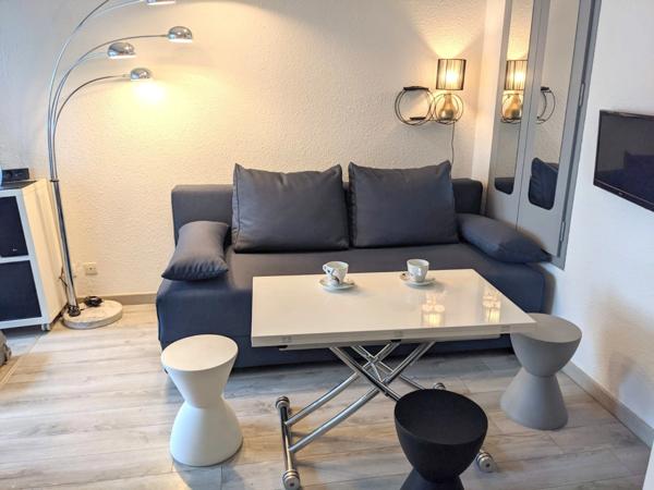 Pinède. Studio cabine loggia avec jardin