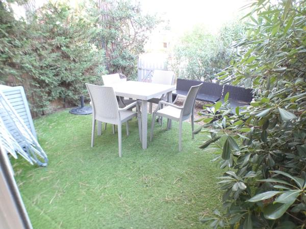 Pinède. Studio cabine loggia avec jardin