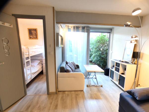 Pinède. Studio cabine loggia avec jardin