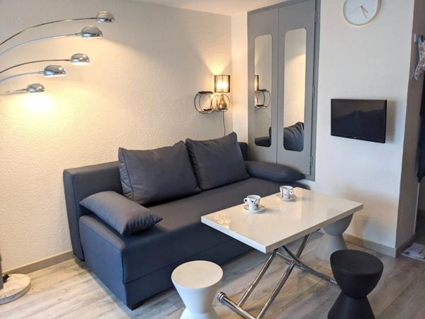 Pinède. Studio cabine loggia avec jardin