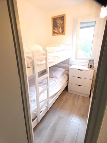 Pinède. Studio cabine loggia avec jardin