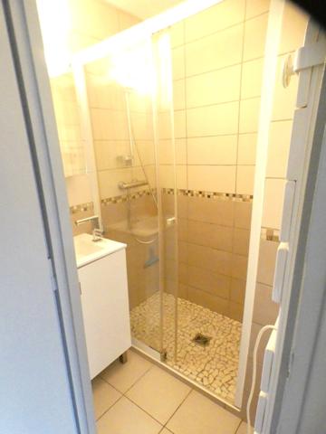 Pinède. Studio cabine loggia avec jardin