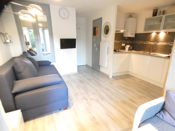 Pinède. Studio cabine loggia avec jardin