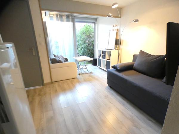 Pinède. Studio cabine loggia avec jardin