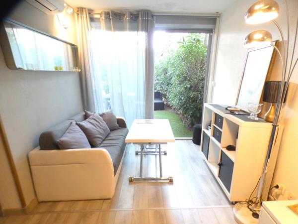 Pinède. Studio cabine loggia avec jardin