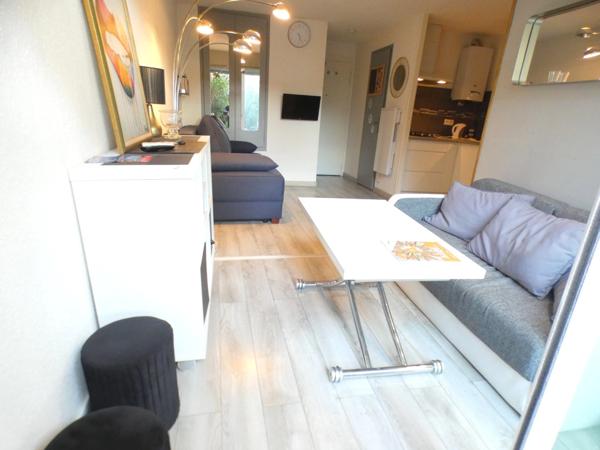 Pinède. Studio cabine loggia avec jardin