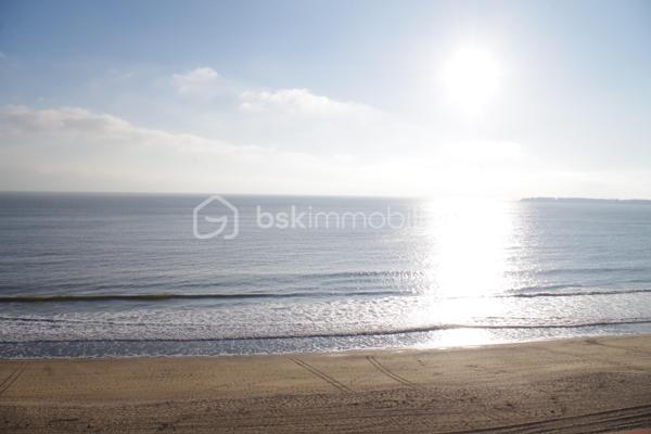 EXCEPTIONNEL, 
VUE PANORAMIQUE SUR LA BAIE DE LABAULE pour ce bel appartement en DUPLEX, 
en bon état, exposé SUD, d'une surface de 60,95 m² en loi carrez et 80,41 m² au sol, situé au 6éme étage
d'une copropriété de charme bien entretenue à 300 mètres de l'Avenue de Gaulle, comprenant:
Entrée avec placard, cuisine aménagée et équipée ouverte
sur salle à manger et salon face mer, terrasse SUD face mer,
1 coin nuit sur l'arrière avec salle d’eau, WC.
A l’étage: grand palier, 2 coins nuits, salle d’eau avec WC.
Placards.
Une grande cave compète ce bien.
Chauffage individuel électrique.