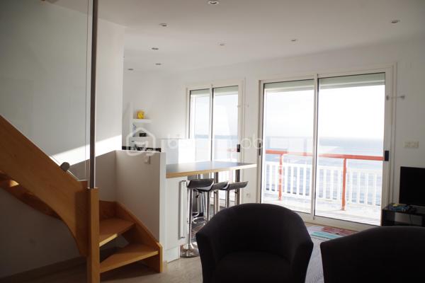 EXCEPTIONNEL, 
VUE PANORAMIQUE SUR LA BAIE DE LABAULE pour ce bel appartement en DUPLEX, 
en bon état, exposé SUD, d'une surface de 60,95 m² en loi carrez et 80,41 m² au sol, situé au 6éme étage
d'une copropriété de charme bien entretenue à 300 mètres de l'Avenue de Gaulle, comprenant:
Entrée avec placard, cuisine aménagée et équipée ouverte
sur salle à manger et salon face mer, terrasse SUD face mer,
1 coin nuit sur l'arrière avec salle d’eau, WC.
A l’étage: grand palier, 2 coins nuits, salle d’eau avec WC.
Placards.
Une grande cave compète ce bien.
Chauffage individuel électrique.