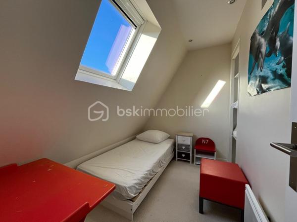 EXCEPTIONNEL, 
VUE PANORAMIQUE SUR LA BAIE DE LABAULE pour ce bel appartement en DUPLEX, 
en bon état, exposé SUD, d'une surface de 60,95 m² en loi carrez et 80,41 m² au sol, situé au 6éme étage
d'une copropriété de charme bien entretenue à 300 mètres de l'Avenue de Gaulle, comprenant:
Entrée avec placard, cuisine aménagée et équipée ouverte
sur salle à manger et salon face mer, terrasse SUD face mer,
1 coin nuit sur l'arrière avec salle d’eau, WC.
A l’étage: grand palier, 2 coins nuits, salle d’eau avec WC.
Placards.
Une grande cave compète ce bien.
Chauffage individuel électrique.