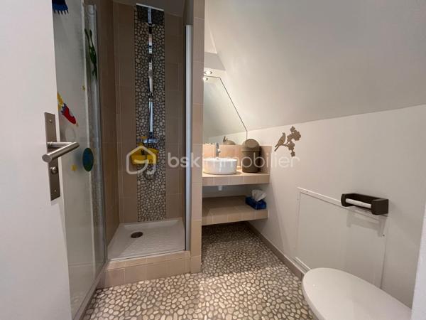 EXCEPTIONNEL, 
VUE PANORAMIQUE SUR LA BAIE DE LABAULE pour ce bel appartement en DUPLEX, 
en bon état, exposé SUD, d'une surface de 60,95 m² en loi carrez et 80,41 m² au sol, situé au 6éme étage
d'une copropriété de charme bien entretenue à 300 mètres de l'Avenue de Gaulle, comprenant:
Entrée avec placard, cuisine aménagée et équipée ouverte
sur salle à manger et salon face mer, terrasse SUD face mer,
1 coin nuit sur l'arrière avec salle d’eau, WC.
A l’étage: grand palier, 2 coins nuits, salle d’eau avec WC.
Placards.
Une grande cave compète ce bien.
Chauffage individuel électrique.