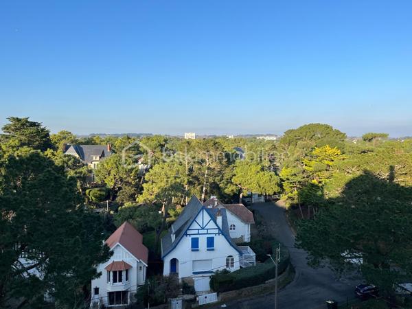 EXCEPTIONNEL, 
VUE PANORAMIQUE SUR LA BAIE DE LABAULE pour ce bel appartement en DUPLEX, 
en bon état, exposé SUD, d'une surface de 60,95 m² en loi carrez et 80,41 m² au sol, situé au 6éme étage
d'une copropriété de charme bien entretenue à 300 mètres de l'Avenue de Gaulle, comprenant:
Entrée avec placard, cuisine aménagée et équipée ouverte
sur salle à manger et salon face mer, terrasse SUD face mer,
1 coin nuit sur l'arrière avec salle d’eau, WC.
A l’étage: grand palier, 2 coins nuits, salle d’eau avec WC.
Placards.
Une grande cave compète ce bien.
Chauffage individuel électrique.