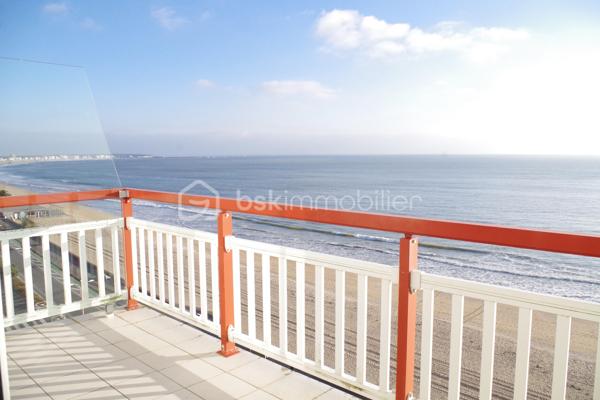 EXCEPTIONNEL, 
VUE PANORAMIQUE SUR LA BAIE DE LABAULE pour ce bel appartement en DUPLEX, 
en bon état, exposé SUD, d'une surface de 60,95 m² en loi carrez et 80,41 m² au sol, situé au 6éme étage
d'une copropriété de charme bien entretenue à 300 mètres de l'Avenue de Gaulle, comprenant:
Entrée avec placard, cuisine aménagée et équipée ouverte
sur salle à manger et salon face mer, terrasse SUD face mer,
1 coin nuit sur l'arrière avec salle d’eau, WC.
A l’étage: grand palier, 2 coins nuits, salle d’eau avec WC.
Placards.
Une grande cave compète ce bien.
Chauffage individuel électrique.