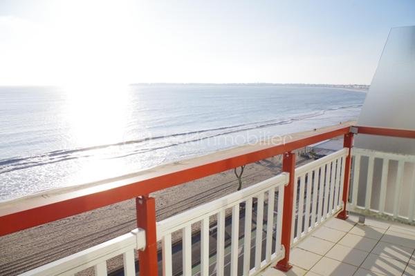 EXCEPTIONNEL, 
VUE PANORAMIQUE SUR LA BAIE DE LABAULE pour ce bel appartement en DUPLEX, 
en bon état, exposé SUD, d'une surface de 60,95 m² en loi carrez et 80,41 m² au sol, situé au 6éme étage
d'une copropriété de charme bien entretenue à 300 mètres de l'Avenue de Gaulle, comprenant:
Entrée avec placard, cuisine aménagée et équipée ouverte
sur salle à manger et salon face mer, terrasse SUD face mer,
1 coin nuit sur l'arrière avec salle d’eau, WC.
A l’étage: grand palier, 2 coins nuits, salle d’eau avec WC.
Placards.
Une grande cave compète ce bien.
Chauffage individuel électrique.