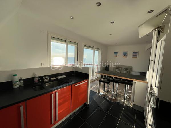EXCEPTIONNEL, 
VUE PANORAMIQUE SUR LA BAIE DE LABAULE pour ce bel appartement en DUPLEX, 
en bon état, exposé SUD, d'une surface de 60,95 m² en loi carrez et 80,41 m² au sol, situé au 6éme étage
d'une copropriété de charme bien entretenue à 300 mètres de l'Avenue de Gaulle, comprenant:
Entrée avec placard, cuisine aménagée et équipée ouverte
sur salle à manger et salon face mer, terrasse SUD face mer,
1 coin nuit sur l'arrière avec salle d’eau, WC.
A l’étage: grand palier, 2 coins nuits, salle d’eau avec WC.
Placards.
Une grande cave compète ce bien.
Chauffage individuel électrique.