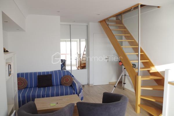 EXCEPTIONNEL, 
VUE PANORAMIQUE SUR LA BAIE DE LABAULE pour ce bel appartement en DUPLEX, 
en bon état, exposé SUD, d'une surface de 60,95 m² en loi carrez et 80,41 m² au sol, situé au 6éme étage
d'une copropriété de charme bien entretenue à 300 mètres de l'Avenue de Gaulle, comprenant:
Entrée avec placard, cuisine aménagée et équipée ouverte
sur salle à manger et salon face mer, terrasse SUD face mer,
1 coin nuit sur l'arrière avec salle d’eau, WC.
A l’étage: grand palier, 2 coins nuits, salle d’eau avec WC.
Placards.
Une grande cave compète ce bien.
Chauffage individuel électrique.