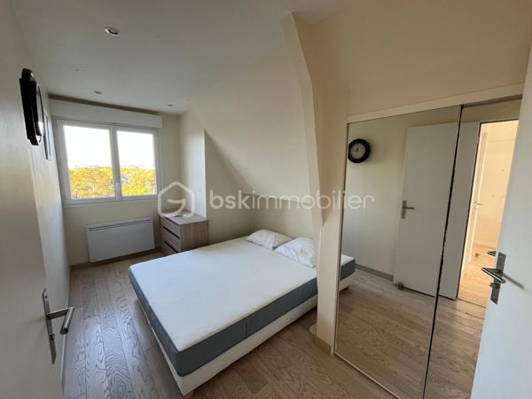 EXCEPTIONNEL, 
VUE PANORAMIQUE SUR LA BAIE DE LABAULE pour ce bel appartement en DUPLEX, 
en bon état, exposé SUD, d'une surface de 60,95 m² en loi carrez et 80,41 m² au sol, situé au 6éme étage
d'une copropriété de charme bien entretenue à 300 mètres de l'Avenue de Gaulle, comprenant:
Entrée avec placard, cuisine aménagée et équipée ouverte
sur salle à manger et salon face mer, terrasse SUD face mer,
1 coin nuit sur l'arrière avec salle d’eau, WC.
A l’étage: grand palier, 2 coins nuits, salle d’eau avec WC.
Placards.
Une grande cave compète ce bien.
Chauffage individuel électrique.