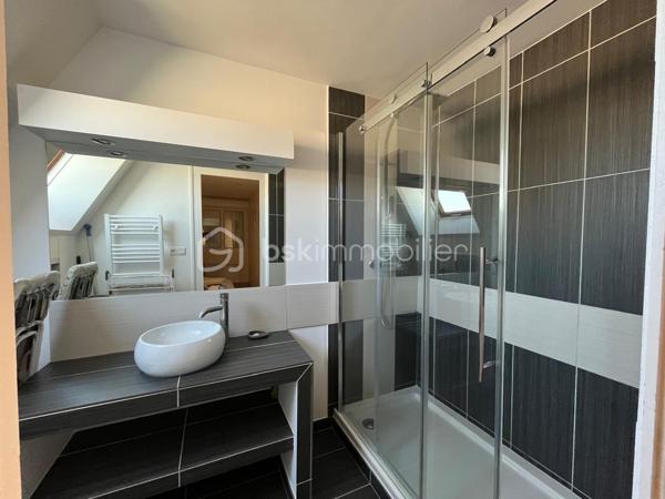 EXCEPTIONNEL, 
VUE PANORAMIQUE SUR LA BAIE DE LABAULE pour ce bel appartement en DUPLEX, 
en bon état, exposé SUD, d'une surface de 60,95 m² en loi carrez et 80,41 m² au sol, situé au 6éme étage
d'une copropriété de charme bien entretenue à 300 mètres de l'Avenue de Gaulle, comprenant:
Entrée avec placard, cuisine aménagée et équipée ouverte
sur salle à manger et salon face mer, terrasse SUD face mer,
1 coin nuit sur l'arrière avec salle d’eau, WC.
A l’étage: grand palier, 2 coins nuits, salle d’eau avec WC.
Placards.
Une grande cave compète ce bien.
Chauffage individuel électrique.