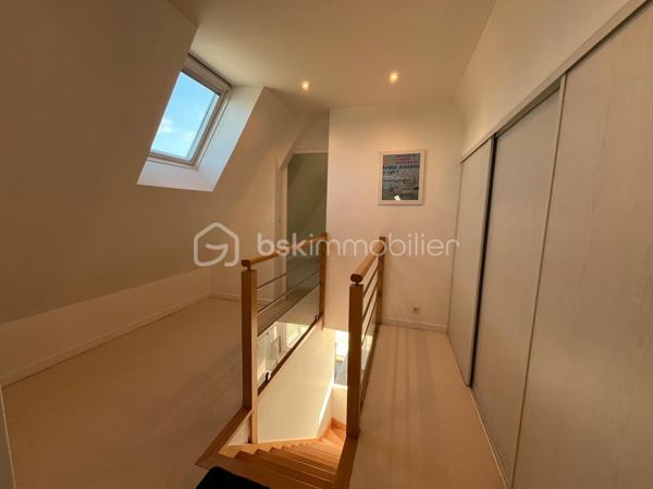 EXCEPTIONNEL, 
VUE PANORAMIQUE SUR LA BAIE DE LABAULE pour ce bel appartement en DUPLEX, 
en bon état, exposé SUD, d'une surface de 60,95 m² en loi carrez et 80,41 m² au sol, situé au 6éme étage
d'une copropriété de charme bien entretenue à 300 mètres de l'Avenue de Gaulle, comprenant:
Entrée avec placard, cuisine aménagée et équipée ouverte
sur salle à manger et salon face mer, terrasse SUD face mer,
1 coin nuit sur l'arrière avec salle d’eau, WC.
A l’étage: grand palier, 2 coins nuits, salle d’eau avec WC.
Placards.
Une grande cave compète ce bien.
Chauffage individuel électrique.