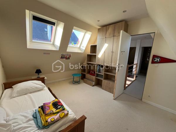 EXCEPTIONNEL, 
VUE PANORAMIQUE SUR LA BAIE DE LABAULE pour ce bel appartement en DUPLEX, 
en bon état, exposé SUD, d'une surface de 60,95 m² en loi carrez et 80,41 m² au sol, situé au 6éme étage
d'une copropriété de charme bien entretenue à 300 mètres de l'Avenue de Gaulle, comprenant:
Entrée avec placard, cuisine aménagée et équipée ouverte
sur salle à manger et salon face mer, terrasse SUD face mer,
1 coin nuit sur l'arrière avec salle d’eau, WC.
A l’étage: grand palier, 2 coins nuits, salle d’eau avec WC.
Placards.
Une grande cave compète ce bien.
Chauffage individuel électrique.