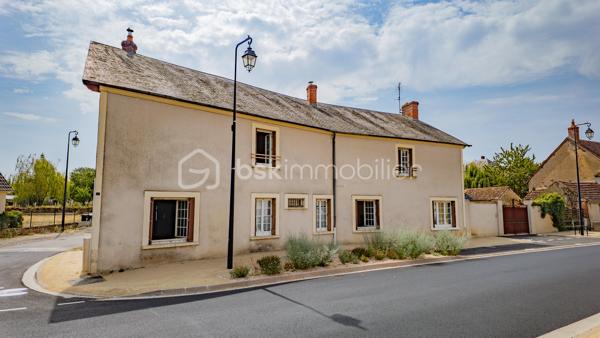 Laissez vous charmer par cette belle maison berrichonne de caractère chargée d'histoire. Cette propriété, qui s'apparente à un ancien relais de poste, érigée au tout début du 20ème siècle saura vous surprendre par ses volumes et sa luminosité.

Avec ses 205m² habitables, cette grande maison située dans un village aux portes du Berry est idéale pour profiter d'une vie familiale au calme. Le confort intérieur est assuré par un réseau de chauffage central alimenté par une chaudière à granulés de bois. Ce mode de chauffage économique, utilisant une énergie renouvelable qui se prête parfaitement au cadre environnant des lieux, permet une gestion optimale de la consommation pour chacune des nombreuses pièces qui composent ce bien.

La visite débutera par la découverte de la terrasse de 50m², idéale pour profiter des beaux jours en famille ou entre amis. Vous entrerez ensuite par la grande cuisine séparée de 40m² aménagée et équipée. Cette véritable pièce à part entière de la maison accueille un poêle à bois offrant la possibilité d'un chauffage d'appoint. Le séjour de 34m² qui s'ouvrira à vous saura vous impressionner par ses grandes ouvertures et sa baie vitrée donnant sur le terrain. Elles laisseront entrer une belle luminosité sur cette agréable pièce dans laquelle vous trouverez une impressionnante cheminée et son insert à bois fonctionnel pour embellir et réchauffer vos soirées d'hiver.

La suite de la visite vous emmènera sur une seconde entrée de 15m², située sur le coté opposé de la maison, qui donne accès à la première salle d'eau et à une première chambre de 11m². La proximité des pièces offre une très belle possibilité de vie de plein pied. Cette entrée donne également l'accès à un très bel escalier menant à une partie de la maison toujours aussi surprenante.

À l'étage vous découvrirez un grand palier de 22m² desservant une seconde salle d'eau de 10m² ainsi que 4 chambres d'une superficie de 17m² pour deux d'entre elles, 18m² pour la troisième et 20m² pour la dernière. Cette dernière chambre donne accès, en enfilade, à un grand dégagement en grande partie aménagé comprenant un dressing de 5m².

Un second escalier vous permettra de redescendre dans la réserve de 38m² accueillant la chaufferie et la laverie. Un véritable atout pour satisfaire une vie de famille.

Le joli terrain arboré d'une superficie de 1250m² offre un espace de jeu et de détente dans un cadre de vie calme et sans vis-à-vis notable. Une première dépendance de 20m² se trouvant à proximité de la maison vous permettra de ranger les outils nécessaires à son entretien. Un garage de 22m² et son grand atelier de 60m² à restaurer qui devaient, jadis, faire office d'accueil pour le changement de chevaux, vous renverront à toute l'histoire de ce bien.

L'agencement de cette maison laisse également libre court à un projet professionnel. La grande cuisine et son salon séjour permettent la projection pour la création d'un lieu de restauration et les grandes chambres vous permettront d'imaginer un accueil de type auberge ou maison d'hôte. L'ensemble garage et atelier pourrait offrir une possibilité de stationnement couvert d'une grande capacité.

Une maison pleine de caractère aux multiples facettes à venir découvrir sans tarder.

Plus de photo et surtout la vidéo sur mon site:
https://bskimmobilier.com/lenne-stephane-11317