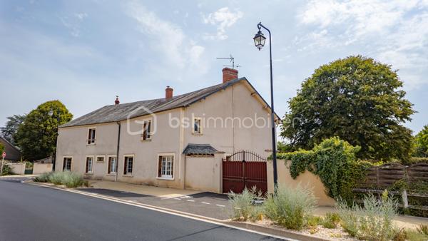 Laissez vous charmer par cette belle maison berrichonne de caractère chargée d'histoire. Cette propriété, qui s'apparente à un ancien relais de poste, érigée au tout début du 20ème siècle saura vous surprendre par ses volumes et sa luminosité.

Avec ses 205m² habitables, cette grande maison située dans un village aux portes du Berry est idéale pour profiter d'une vie familiale au calme. Le confort intérieur est assuré par un réseau de chauffage central alimenté par une chaudière à granulés de bois. Ce mode de chauffage économique, utilisant une énergie renouvelable qui se prête parfaitement au cadre environnant des lieux, permet une gestion optimale de la consommation pour chacune des nombreuses pièces qui composent ce bien.

La visite débutera par la découverte de la terrasse de 50m², idéale pour profiter des beaux jours en famille ou entre amis. Vous entrerez ensuite par la grande cuisine séparée de 40m² aménagée et équipée. Cette véritable pièce à part entière de la maison accueille un poêle à bois offrant la possibilité d'un chauffage d'appoint. Le séjour de 34m² qui s'ouvrira à vous saura vous impressionner par ses grandes ouvertures et sa baie vitrée donnant sur le terrain. Elles laisseront entrer une belle luminosité sur cette agréable pièce dans laquelle vous trouverez une impressionnante cheminée et son insert à bois fonctionnel pour embellir et réchauffer vos soirées d'hiver.

La suite de la visite vous emmènera sur une seconde entrée de 15m², située sur le coté opposé de la maison, qui donne accès à la première salle d'eau et à une première chambre de 11m². La proximité des pièces offre une très belle possibilité de vie de plein pied. Cette entrée donne également l'accès à un très bel escalier menant à une partie de la maison toujours aussi surprenante.

À l'étage vous découvrirez un grand palier de 22m² desservant une seconde salle d'eau de 10m² ainsi que 4 chambres d'une superficie de 17m² pour deux d'entre elles, 18m² pour la troisième et 20m² pour la dernière. Cette dernière chambre donne accès, en enfilade, à un grand dégagement en grande partie aménagé comprenant un dressing de 5m².

Un second escalier vous permettra de redescendre dans la réserve de 38m² accueillant la chaufferie et la laverie. Un véritable atout pour satisfaire une vie de famille.

Le joli terrain arboré d'une superficie de 1250m² offre un espace de jeu et de détente dans un cadre de vie calme et sans vis-à-vis notable. Une première dépendance de 20m² se trouvant à proximité de la maison vous permettra de ranger les outils nécessaires à son entretien. Un garage de 22m² et son grand atelier de 60m² à restaurer qui devaient, jadis, faire office d'accueil pour le changement de chevaux, vous renverront à toute l'histoire de ce bien.

L'agencement de cette maison laisse également libre court à un projet professionnel. La grande cuisine et son salon séjour permettent la projection pour la création d'un lieu de restauration et les grandes chambres vous permettront d'imaginer un accueil de type auberge ou maison d'hôte. L'ensemble garage et atelier pourrait offrir une possibilité de stationnement couvert d'une grande capacité.

Une maison pleine de caractère aux multiples facettes à venir découvrir sans tarder.

Plus de photo et surtout la vidéo sur mon site:
https://bskimmobilier.com/lenne-stephane-11317