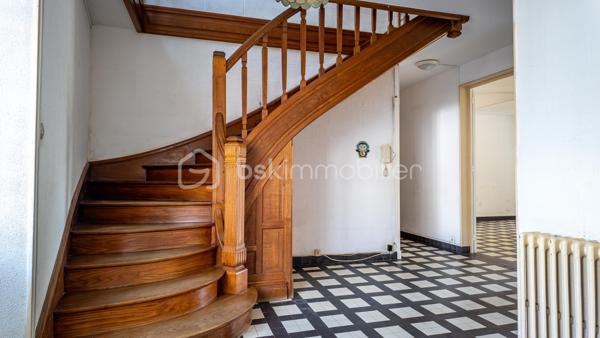 Laissez vous charmer par cette belle maison berrichonne de caractère chargée d'histoire. Cette propriété, qui s'apparente à un ancien relais de poste, érigée au tout début du 20ème siècle saura vous surprendre par ses volumes et sa luminosité.

Avec ses 205m² habitables, cette grande maison située dans un village aux portes du Berry est idéale pour profiter d'une vie familiale au calme. Le confort intérieur est assuré par un réseau de chauffage central alimenté par une chaudière à granulés de bois. Ce mode de chauffage économique, utilisant une énergie renouvelable qui se prête parfaitement au cadre environnant des lieux, permet une gestion optimale de la consommation pour chacune des nombreuses pièces qui composent ce bien.

La visite débutera par la découverte de la terrasse de 50m², idéale pour profiter des beaux jours en famille ou entre amis. Vous entrerez ensuite par la grande cuisine séparée de 40m² aménagée et équipée. Cette véritable pièce à part entière de la maison accueille un poêle à bois offrant la possibilité d'un chauffage d'appoint. Le séjour de 34m² qui s'ouvrira à vous saura vous impressionner par ses grandes ouvertures et sa baie vitrée donnant sur le terrain. Elles laisseront entrer une belle luminosité sur cette agréable pièce dans laquelle vous trouverez une impressionnante cheminée et son insert à bois fonctionnel pour embellir et réchauffer vos soirées d'hiver.

La suite de la visite vous emmènera sur une seconde entrée de 15m², située sur le coté opposé de la maison, qui donne accès à la première salle d'eau et à une première chambre de 11m². La proximité des pièces offre une très belle possibilité de vie de plein pied. Cette entrée donne également l'accès à un très bel escalier menant à une partie de la maison toujours aussi surprenante.

À l'étage vous découvrirez un grand palier de 22m² desservant une seconde salle d'eau de 10m² ainsi que 4 chambres d'une superficie de 17m² pour deux d'entre elles, 18m² pour la troisième et 20m² pour la dernière. Cette dernière chambre donne accès, en enfilade, à un grand dégagement en grande partie aménagé comprenant un dressing de 5m².

Un second escalier vous permettra de redescendre dans la réserve de 38m² accueillant la chaufferie et la laverie. Un véritable atout pour satisfaire une vie de famille.

Le joli terrain arboré d'une superficie de 1250m² offre un espace de jeu et de détente dans un cadre de vie calme et sans vis-à-vis notable. Une première dépendance de 20m² se trouvant à proximité de la maison vous permettra de ranger les outils nécessaires à son entretien. Un garage de 22m² et son grand atelier de 60m² à restaurer qui devaient, jadis, faire office d'accueil pour le changement de chevaux, vous renverront à toute l'histoire de ce bien.

L'agencement de cette maison laisse également libre court à un projet professionnel. La grande cuisine et son salon séjour permettent la projection pour la création d'un lieu de restauration et les grandes chambres vous permettront d'imaginer un accueil de type auberge ou maison d'hôte. L'ensemble garage et atelier pourrait offrir une possibilité de stationnement couvert d'une grande capacité.

Une maison pleine de caractère aux multiples facettes à venir découvrir sans tarder.

Plus de photo et surtout la vidéo sur mon site:
https://bskimmobilier.com/lenne-stephane-11317