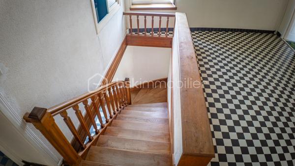 Laissez vous charmer par cette belle maison berrichonne de caractère chargée d'histoire. Cette propriété, qui s'apparente à un ancien relais de poste, érigée au tout début du 20ème siècle saura vous surprendre par ses volumes et sa luminosité.

Avec ses 205m² habitables, cette grande maison située dans un village aux portes du Berry est idéale pour profiter d'une vie familiale au calme. Le confort intérieur est assuré par un réseau de chauffage central alimenté par une chaudière à granulés de bois. Ce mode de chauffage économique, utilisant une énergie renouvelable qui se prête parfaitement au cadre environnant des lieux, permet une gestion optimale de la consommation pour chacune des nombreuses pièces qui composent ce bien.

La visite débutera par la découverte de la terrasse de 50m², idéale pour profiter des beaux jours en famille ou entre amis. Vous entrerez ensuite par la grande cuisine séparée de 40m² aménagée et équipée. Cette véritable pièce à part entière de la maison accueille un poêle à bois offrant la possibilité d'un chauffage d'appoint. Le séjour de 34m² qui s'ouvrira à vous saura vous impressionner par ses grandes ouvertures et sa baie vitrée donnant sur le terrain. Elles laisseront entrer une belle luminosité sur cette agréable pièce dans laquelle vous trouverez une impressionnante cheminée et son insert à bois fonctionnel pour embellir et réchauffer vos soirées d'hiver.

La suite de la visite vous emmènera sur une seconde entrée de 15m², située sur le coté opposé de la maison, qui donne accès à la première salle d'eau et à une première chambre de 11m². La proximité des pièces offre une très belle possibilité de vie de plein pied. Cette entrée donne également l'accès à un très bel escalier menant à une partie de la maison toujours aussi surprenante.

À l'étage vous découvrirez un grand palier de 22m² desservant une seconde salle d'eau de 10m² ainsi que 4 chambres d'une superficie de 17m² pour deux d'entre elles, 18m² pour la troisième et 20m² pour la dernière. Cette dernière chambre donne accès, en enfilade, à un grand dégagement en grande partie aménagé comprenant un dressing de 5m².

Un second escalier vous permettra de redescendre dans la réserve de 38m² accueillant la chaufferie et la laverie. Un véritable atout pour satisfaire une vie de famille.

Le joli terrain arboré d'une superficie de 1250m² offre un espace de jeu et de détente dans un cadre de vie calme et sans vis-à-vis notable. Une première dépendance de 20m² se trouvant à proximité de la maison vous permettra de ranger les outils nécessaires à son entretien. Un garage de 22m² et son grand atelier de 60m² à restaurer qui devaient, jadis, faire office d'accueil pour le changement de chevaux, vous renverront à toute l'histoire de ce bien.

L'agencement de cette maison laisse également libre court à un projet professionnel. La grande cuisine et son salon séjour permettent la projection pour la création d'un lieu de restauration et les grandes chambres vous permettront d'imaginer un accueil de type auberge ou maison d'hôte. L'ensemble garage et atelier pourrait offrir une possibilité de stationnement couvert d'une grande capacité.

Une maison pleine de caractère aux multiples facettes à venir découvrir sans tarder.

Plus de photo et surtout la vidéo sur mon site:
https://bskimmobilier.com/lenne-stephane-11317