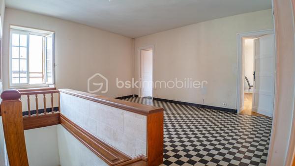 Laissez vous charmer par cette belle maison berrichonne de caractère chargée d'histoire. Cette propriété, qui s'apparente à un ancien relais de poste, érigée au tout début du 20ème siècle saura vous surprendre par ses volumes et sa luminosité.

Avec ses 205m² habitables, cette grande maison située dans un village aux portes du Berry est idéale pour profiter d'une vie familiale au calme. Le confort intérieur est assuré par un réseau de chauffage central alimenté par une chaudière à granulés de bois. Ce mode de chauffage économique, utilisant une énergie renouvelable qui se prête parfaitement au cadre environnant des lieux, permet une gestion optimale de la consommation pour chacune des nombreuses pièces qui composent ce bien.

La visite débutera par la découverte de la terrasse de 50m², idéale pour profiter des beaux jours en famille ou entre amis. Vous entrerez ensuite par la grande cuisine séparée de 40m² aménagée et équipée. Cette véritable pièce à part entière de la maison accueille un poêle à bois offrant la possibilité d'un chauffage d'appoint. Le séjour de 34m² qui s'ouvrira à vous saura vous impressionner par ses grandes ouvertures et sa baie vitrée donnant sur le terrain. Elles laisseront entrer une belle luminosité sur cette agréable pièce dans laquelle vous trouverez une impressionnante cheminée et son insert à bois fonctionnel pour embellir et réchauffer vos soirées d'hiver.

La suite de la visite vous emmènera sur une seconde entrée de 15m², située sur le coté opposé de la maison, qui donne accès à la première salle d'eau et à une première chambre de 11m². La proximité des pièces offre une très belle possibilité de vie de plein pied. Cette entrée donne également l'accès à un très bel escalier menant à une partie de la maison toujours aussi surprenante.

À l'étage vous découvrirez un grand palier de 22m² desservant une seconde salle d'eau de 10m² ainsi que 4 chambres d'une superficie de 17m² pour deux d'entre elles, 18m² pour la troisième et 20m² pour la dernière. Cette dernière chambre donne accès, en enfilade, à un grand dégagement en grande partie aménagé comprenant un dressing de 5m².

Un second escalier vous permettra de redescendre dans la réserve de 38m² accueillant la chaufferie et la laverie. Un véritable atout pour satisfaire une vie de famille.

Le joli terrain arboré d'une superficie de 1250m² offre un espace de jeu et de détente dans un cadre de vie calme et sans vis-à-vis notable. Une première dépendance de 20m² se trouvant à proximité de la maison vous permettra de ranger les outils nécessaires à son entretien. Un garage de 22m² et son grand atelier de 60m² à restaurer qui devaient, jadis, faire office d'accueil pour le changement de chevaux, vous renverront à toute l'histoire de ce bien.

L'agencement de cette maison laisse également libre court à un projet professionnel. La grande cuisine et son salon séjour permettent la projection pour la création d'un lieu de restauration et les grandes chambres vous permettront d'imaginer un accueil de type auberge ou maison d'hôte. L'ensemble garage et atelier pourrait offrir une possibilité de stationnement couvert d'une grande capacité.

Une maison pleine de caractère aux multiples facettes à venir découvrir sans tarder.

Plus de photo et surtout la vidéo sur mon site:
https://bskimmobilier.com/lenne-stephane-11317