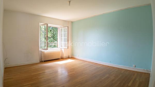 Laissez vous charmer par cette belle maison berrichonne de caractère chargée d'histoire. Cette propriété, qui s'apparente à un ancien relais de poste, érigée au tout début du 20ème siècle saura vous surprendre par ses volumes et sa luminosité.

Avec ses 205m² habitables, cette grande maison située dans un village aux portes du Berry est idéale pour profiter d'une vie familiale au calme. Le confort intérieur est assuré par un réseau de chauffage central alimenté par une chaudière à granulés de bois. Ce mode de chauffage économique, utilisant une énergie renouvelable qui se prête parfaitement au cadre environnant des lieux, permet une gestion optimale de la consommation pour chacune des nombreuses pièces qui composent ce bien.

La visite débutera par la découverte de la terrasse de 50m², idéale pour profiter des beaux jours en famille ou entre amis. Vous entrerez ensuite par la grande cuisine séparée de 40m² aménagée et équipée. Cette véritable pièce à part entière de la maison accueille un poêle à bois offrant la possibilité d'un chauffage d'appoint. Le séjour de 34m² qui s'ouvrira à vous saura vous impressionner par ses grandes ouvertures et sa baie vitrée donnant sur le terrain. Elles laisseront entrer une belle luminosité sur cette agréable pièce dans laquelle vous trouverez une impressionnante cheminée et son insert à bois fonctionnel pour embellir et réchauffer vos soirées d'hiver.

La suite de la visite vous emmènera sur une seconde entrée de 15m², située sur le coté opposé de la maison, qui donne accès à la première salle d'eau et à une première chambre de 11m². La proximité des pièces offre une très belle possibilité de vie de plein pied. Cette entrée donne également l'accès à un très bel escalier menant à une partie de la maison toujours aussi surprenante.

À l'étage vous découvrirez un grand palier de 22m² desservant une seconde salle d'eau de 10m² ainsi que 4 chambres d'une superficie de 17m² pour deux d'entre elles, 18m² pour la troisième et 20m² pour la dernière. Cette dernière chambre donne accès, en enfilade, à un grand dégagement en grande partie aménagé comprenant un dressing de 5m².

Un second escalier vous permettra de redescendre dans la réserve de 38m² accueillant la chaufferie et la laverie. Un véritable atout pour satisfaire une vie de famille.

Le joli terrain arboré d'une superficie de 1250m² offre un espace de jeu et de détente dans un cadre de vie calme et sans vis-à-vis notable. Une première dépendance de 20m² se trouvant à proximité de la maison vous permettra de ranger les outils nécessaires à son entretien. Un garage de 22m² et son grand atelier de 60m² à restaurer qui devaient, jadis, faire office d'accueil pour le changement de chevaux, vous renverront à toute l'histoire de ce bien.

L'agencement de cette maison laisse également libre court à un projet professionnel. La grande cuisine et son salon séjour permettent la projection pour la création d'un lieu de restauration et les grandes chambres vous permettront d'imaginer un accueil de type auberge ou maison d'hôte. L'ensemble garage et atelier pourrait offrir une possibilité de stationnement couvert d'une grande capacité.

Une maison pleine de caractère aux multiples facettes à venir découvrir sans tarder.

Plus de photo et surtout la vidéo sur mon site:
https://bskimmobilier.com/lenne-stephane-11317