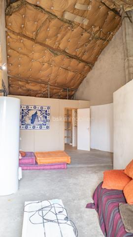 Laissez vous charmer par cette belle maison berrichonne de caractère chargée d'histoire. Cette propriété, qui s'apparente à un ancien relais de poste, érigée au tout début du 20ème siècle saura vous surprendre par ses volumes et sa luminosité.

Avec ses 205m² habitables, cette grande maison située dans un village aux portes du Berry est idéale pour profiter d'une vie familiale au calme. Le confort intérieur est assuré par un réseau de chauffage central alimenté par une chaudière à granulés de bois. Ce mode de chauffage économique, utilisant une énergie renouvelable qui se prête parfaitement au cadre environnant des lieux, permet une gestion optimale de la consommation pour chacune des nombreuses pièces qui composent ce bien.

La visite débutera par la découverte de la terrasse de 50m², idéale pour profiter des beaux jours en famille ou entre amis. Vous entrerez ensuite par la grande cuisine séparée de 40m² aménagée et équipée. Cette véritable pièce à part entière de la maison accueille un poêle à bois offrant la possibilité d'un chauffage d'appoint. Le séjour de 34m² qui s'ouvrira à vous saura vous impressionner par ses grandes ouvertures et sa baie vitrée donnant sur le terrain. Elles laisseront entrer une belle luminosité sur cette agréable pièce dans laquelle vous trouverez une impressionnante cheminée et son insert à bois fonctionnel pour embellir et réchauffer vos soirées d'hiver.

La suite de la visite vous emmènera sur une seconde entrée de 15m², située sur le coté opposé de la maison, qui donne accès à la première salle d'eau et à une première chambre de 11m². La proximité des pièces offre une très belle possibilité de vie de plein pied. Cette entrée donne également l'accès à un très bel escalier menant à une partie de la maison toujours aussi surprenante.

À l'étage vous découvrirez un grand palier de 22m² desservant une seconde salle d'eau de 10m² ainsi que 4 chambres d'une superficie de 17m² pour deux d'entre elles, 18m² pour la troisième et 20m² pour la dernière. Cette dernière chambre donne accès, en enfilade, à un grand dégagement en grande partie aménagé comprenant un dressing de 5m².

Un second escalier vous permettra de redescendre dans la réserve de 38m² accueillant la chaufferie et la laverie. Un véritable atout pour satisfaire une vie de famille.

Le joli terrain arboré d'une superficie de 1250m² offre un espace de jeu et de détente dans un cadre de vie calme et sans vis-à-vis notable. Une première dépendance de 20m² se trouvant à proximité de la maison vous permettra de ranger les outils nécessaires à son entretien. Un garage de 22m² et son grand atelier de 60m² à restaurer qui devaient, jadis, faire office d'accueil pour le changement de chevaux, vous renverront à toute l'histoire de ce bien.

L'agencement de cette maison laisse également libre court à un projet professionnel. La grande cuisine et son salon séjour permettent la projection pour la création d'un lieu de restauration et les grandes chambres vous permettront d'imaginer un accueil de type auberge ou maison d'hôte. L'ensemble garage et atelier pourrait offrir une possibilité de stationnement couvert d'une grande capacité.

Une maison pleine de caractère aux multiples facettes à venir découvrir sans tarder.

Plus de photo et surtout la vidéo sur mon site:
https://bskimmobilier.com/lenne-stephane-11317