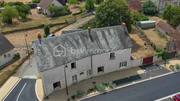Laissez vous charmer par cette belle maison berrichonne de caractère chargée d'histoire. Cette propriété, qui s'apparente à un ancien relais de poste, érigée au tout début du 20ème siècle saura vous surprendre par ses volumes et sa luminosité.

Avec ses 205m² habitables, cette grande maison située dans un village aux portes du Berry est idéale pour profiter d'une vie familiale au calme. Le confort intérieur est assuré par un réseau de chauffage central alimenté par une chaudière à granulés de bois. Ce mode de chauffage économique, utilisant une énergie renouvelable qui se prête parfaitement au cadre environnant des lieux, permet une gestion optimale de la consommation pour chacune des nombreuses pièces qui composent ce bien.

La visite débutera par la découverte de la terrasse de 50m², idéale pour profiter des beaux jours en famille ou entre amis. Vous entrerez ensuite par la grande cuisine séparée de 40m² aménagée et équipée. Cette véritable pièce à part entière de la maison accueille un poêle à bois offrant la possibilité d'un chauffage d'appoint. Le séjour de 34m² qui s'ouvrira à vous saura vous impressionner par ses grandes ouvertures et sa baie vitrée donnant sur le terrain. Elles laisseront entrer une belle luminosité sur cette agréable pièce dans laquelle vous trouverez une impressionnante cheminée et son insert à bois fonctionnel pour embellir et réchauffer vos soirées d'hiver.

La suite de la visite vous emmènera sur une seconde entrée de 15m², située sur le coté opposé de la maison, qui donne accès à la première salle d'eau et à une première chambre de 11m². La proximité des pièces offre une très belle possibilité de vie de plein pied. Cette entrée donne également l'accès à un très bel escalier menant à une partie de la maison toujours aussi surprenante.

À l'étage vous découvrirez un grand palier de 22m² desservant une seconde salle d'eau de 10m² ainsi que 4 chambres d'une superficie de 17m² pour deux d'entre elles, 18m² pour la troisième et 20m² pour la dernière. Cette dernière chambre donne accès, en enfilade, à un grand dégagement en grande partie aménagé comprenant un dressing de 5m².

Un second escalier vous permettra de redescendre dans la réserve de 38m² accueillant la chaufferie et la laverie. Un véritable atout pour satisfaire une vie de famille.

Le joli terrain arboré d'une superficie de 1250m² offre un espace de jeu et de détente dans un cadre de vie calme et sans vis-à-vis notable. Une première dépendance de 20m² se trouvant à proximité de la maison vous permettra de ranger les outils nécessaires à son entretien. Un garage de 22m² et son grand atelier de 60m² à restaurer qui devaient, jadis, faire office d'accueil pour le changement de chevaux, vous renverront à toute l'histoire de ce bien.

L'agencement de cette maison laisse également libre court à un projet professionnel. La grande cuisine et son salon séjour permettent la projection pour la création d'un lieu de restauration et les grandes chambres vous permettront d'imaginer un accueil de type auberge ou maison d'hôte. L'ensemble garage et atelier pourrait offrir une possibilité de stationnement couvert d'une grande capacité.

Une maison pleine de caractère aux multiples facettes à venir découvrir sans tarder.

Plus de photo et surtout la vidéo sur mon site:
https://bskimmobilier.com/lenne-stephane-11317