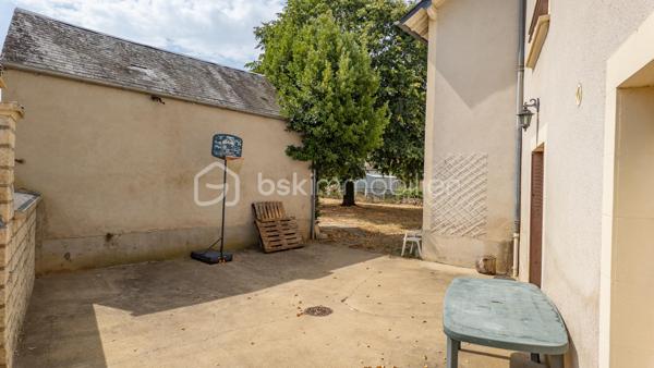 Laissez vous charmer par cette belle maison berrichonne de caractère chargée d'histoire. Cette propriété, qui s'apparente à un ancien relais de poste, érigée au tout début du 20ème siècle saura vous surprendre par ses volumes et sa luminosité.

Avec ses 205m² habitables, cette grande maison située dans un village aux portes du Berry est idéale pour profiter d'une vie familiale au calme. Le confort intérieur est assuré par un réseau de chauffage central alimenté par une chaudière à granulés de bois. Ce mode de chauffage économique, utilisant une énergie renouvelable qui se prête parfaitement au cadre environnant des lieux, permet une gestion optimale de la consommation pour chacune des nombreuses pièces qui composent ce bien.

La visite débutera par la découverte de la terrasse de 50m², idéale pour profiter des beaux jours en famille ou entre amis. Vous entrerez ensuite par la grande cuisine séparée de 40m² aménagée et équipée. Cette véritable pièce à part entière de la maison accueille un poêle à bois offrant la possibilité d'un chauffage d'appoint. Le séjour de 34m² qui s'ouvrira à vous saura vous impressionner par ses grandes ouvertures et sa baie vitrée donnant sur le terrain. Elles laisseront entrer une belle luminosité sur cette agréable pièce dans laquelle vous trouverez une impressionnante cheminée et son insert à bois fonctionnel pour embellir et réchauffer vos soirées d'hiver.

La suite de la visite vous emmènera sur une seconde entrée de 15m², située sur le coté opposé de la maison, qui donne accès à la première salle d'eau et à une première chambre de 11m². La proximité des pièces offre une très belle possibilité de vie de plein pied. Cette entrée donne également l'accès à un très bel escalier menant à une partie de la maison toujours aussi surprenante.

À l'étage vous découvrirez un grand palier de 22m² desservant une seconde salle d'eau de 10m² ainsi que 4 chambres d'une superficie de 17m² pour deux d'entre elles, 18m² pour la troisième et 20m² pour la dernière. Cette dernière chambre donne accès, en enfilade, à un grand dégagement en grande partie aménagé comprenant un dressing de 5m².

Un second escalier vous permettra de redescendre dans la réserve de 38m² accueillant la chaufferie et la laverie. Un véritable atout pour satisfaire une vie de famille.

Le joli terrain arboré d'une superficie de 1250m² offre un espace de jeu et de détente dans un cadre de vie calme et sans vis-à-vis notable. Une première dépendance de 20m² se trouvant à proximité de la maison vous permettra de ranger les outils nécessaires à son entretien. Un garage de 22m² et son grand atelier de 60m² à restaurer qui devaient, jadis, faire office d'accueil pour le changement de chevaux, vous renverront à toute l'histoire de ce bien.

L'agencement de cette maison laisse également libre court à un projet professionnel. La grande cuisine et son salon séjour permettent la projection pour la création d'un lieu de restauration et les grandes chambres vous permettront d'imaginer un accueil de type auberge ou maison d'hôte. L'ensemble garage et atelier pourrait offrir une possibilité de stationnement couvert d'une grande capacité.

Une maison pleine de caractère aux multiples facettes à venir découvrir sans tarder.

Plus de photo et surtout la vidéo sur mon site:
https://bskimmobilier.com/lenne-stephane-11317