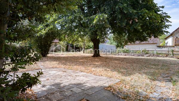 Laissez vous charmer par cette belle maison berrichonne de caractère chargée d'histoire. Cette propriété, qui s'apparente à un ancien relais de poste, érigée au tout début du 20ème siècle saura vous surprendre par ses volumes et sa luminosité.

Avec ses 205m² habitables, cette grande maison située dans un village aux portes du Berry est idéale pour profiter d'une vie familiale au calme. Le confort intérieur est assuré par un réseau de chauffage central alimenté par une chaudière à granulés de bois. Ce mode de chauffage économique, utilisant une énergie renouvelable qui se prête parfaitement au cadre environnant des lieux, permet une gestion optimale de la consommation pour chacune des nombreuses pièces qui composent ce bien.

La visite débutera par la découverte de la terrasse de 50m², idéale pour profiter des beaux jours en famille ou entre amis. Vous entrerez ensuite par la grande cuisine séparée de 40m² aménagée et équipée. Cette véritable pièce à part entière de la maison accueille un poêle à bois offrant la possibilité d'un chauffage d'appoint. Le séjour de 34m² qui s'ouvrira à vous saura vous impressionner par ses grandes ouvertures et sa baie vitrée donnant sur le terrain. Elles laisseront entrer une belle luminosité sur cette agréable pièce dans laquelle vous trouverez une impressionnante cheminée et son insert à bois fonctionnel pour embellir et réchauffer vos soirées d'hiver.

La suite de la visite vous emmènera sur une seconde entrée de 15m², située sur le coté opposé de la maison, qui donne accès à la première salle d'eau et à une première chambre de 11m². La proximité des pièces offre une très belle possibilité de vie de plein pied. Cette entrée donne également l'accès à un très bel escalier menant à une partie de la maison toujours aussi surprenante.

À l'étage vous découvrirez un grand palier de 22m² desservant une seconde salle d'eau de 10m² ainsi que 4 chambres d'une superficie de 17m² pour deux d'entre elles, 18m² pour la troisième et 20m² pour la dernière. Cette dernière chambre donne accès, en enfilade, à un grand dégagement en grande partie aménagé comprenant un dressing de 5m².

Un second escalier vous permettra de redescendre dans la réserve de 38m² accueillant la chaufferie et la laverie. Un véritable atout pour satisfaire une vie de famille.

Le joli terrain arboré d'une superficie de 1250m² offre un espace de jeu et de détente dans un cadre de vie calme et sans vis-à-vis notable. Une première dépendance de 20m² se trouvant à proximité de la maison vous permettra de ranger les outils nécessaires à son entretien. Un garage de 22m² et son grand atelier de 60m² à restaurer qui devaient, jadis, faire office d'accueil pour le changement de chevaux, vous renverront à toute l'histoire de ce bien.

L'agencement de cette maison laisse également libre court à un projet professionnel. La grande cuisine et son salon séjour permettent la projection pour la création d'un lieu de restauration et les grandes chambres vous permettront d'imaginer un accueil de type auberge ou maison d'hôte. L'ensemble garage et atelier pourrait offrir une possibilité de stationnement couvert d'une grande capacité.

Une maison pleine de caractère aux multiples facettes à venir découvrir sans tarder.

Plus de photo et surtout la vidéo sur mon site:
https://bskimmobilier.com/lenne-stephane-11317