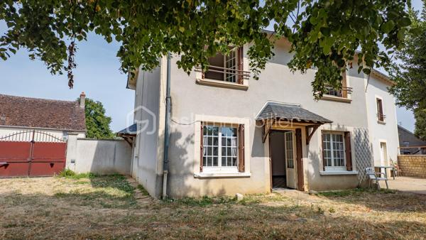 Laissez vous charmer par cette belle maison berrichonne de caractère chargée d'histoire. Cette propriété, qui s'apparente à un ancien relais de poste, érigée au tout début du 20ème siècle saura vous surprendre par ses volumes et sa luminosité.

Avec ses 205m² habitables, cette grande maison située dans un village aux portes du Berry est idéale pour profiter d'une vie familiale au calme. Le confort intérieur est assuré par un réseau de chauffage central alimenté par une chaudière à granulés de bois. Ce mode de chauffage économique, utilisant une énergie renouvelable qui se prête parfaitement au cadre environnant des lieux, permet une gestion optimale de la consommation pour chacune des nombreuses pièces qui composent ce bien.

La visite débutera par la découverte de la terrasse de 50m², idéale pour profiter des beaux jours en famille ou entre amis. Vous entrerez ensuite par la grande cuisine séparée de 40m² aménagée et équipée. Cette véritable pièce à part entière de la maison accueille un poêle à bois offrant la possibilité d'un chauffage d'appoint. Le séjour de 34m² qui s'ouvrira à vous saura vous impressionner par ses grandes ouvertures et sa baie vitrée donnant sur le terrain. Elles laisseront entrer une belle luminosité sur cette agréable pièce dans laquelle vous trouverez une impressionnante cheminée et son insert à bois fonctionnel pour embellir et réchauffer vos soirées d'hiver.

La suite de la visite vous emmènera sur une seconde entrée de 15m², située sur le coté opposé de la maison, qui donne accès à la première salle d'eau et à une première chambre de 11m². La proximité des pièces offre une très belle possibilité de vie de plein pied. Cette entrée donne également l'accès à un très bel escalier menant à une partie de la maison toujours aussi surprenante.

À l'étage vous découvrirez un grand palier de 22m² desservant une seconde salle d'eau de 10m² ainsi que 4 chambres d'une superficie de 17m² pour deux d'entre elles, 18m² pour la troisième et 20m² pour la dernière. Cette dernière chambre donne accès, en enfilade, à un grand dégagement en grande partie aménagé comprenant un dressing de 5m².

Un second escalier vous permettra de redescendre dans la réserve de 38m² accueillant la chaufferie et la laverie. Un véritable atout pour satisfaire une vie de famille.

Le joli terrain arboré d'une superficie de 1250m² offre un espace de jeu et de détente dans un cadre de vie calme et sans vis-à-vis notable. Une première dépendance de 20m² se trouvant à proximité de la maison vous permettra de ranger les outils nécessaires à son entretien. Un garage de 22m² et son grand atelier de 60m² à restaurer qui devaient, jadis, faire office d'accueil pour le changement de chevaux, vous renverront à toute l'histoire de ce bien.

L'agencement de cette maison laisse également libre court à un projet professionnel. La grande cuisine et son salon séjour permettent la projection pour la création d'un lieu de restauration et les grandes chambres vous permettront d'imaginer un accueil de type auberge ou maison d'hôte. L'ensemble garage et atelier pourrait offrir une possibilité de stationnement couvert d'une grande capacité.

Une maison pleine de caractère aux multiples facettes à venir découvrir sans tarder.

Plus de photo et surtout la vidéo sur mon site:
https://bskimmobilier.com/lenne-stephane-11317