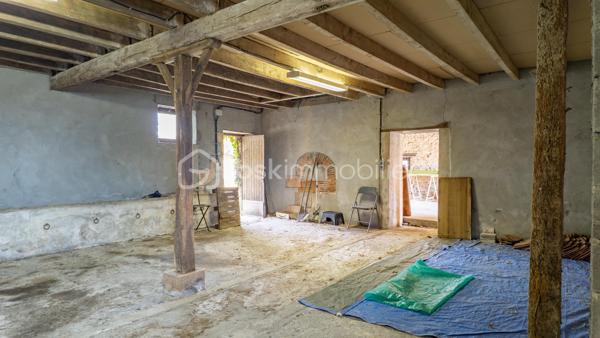 Laissez vous charmer par cette belle maison berrichonne de caractère chargée d'histoire. Cette propriété, qui s'apparente à un ancien relais de poste, érigée au tout début du 20ème siècle saura vous surprendre par ses volumes et sa luminosité.

Avec ses 205m² habitables, cette grande maison située dans un village aux portes du Berry est idéale pour profiter d'une vie familiale au calme. Le confort intérieur est assuré par un réseau de chauffage central alimenté par une chaudière à granulés de bois. Ce mode de chauffage économique, utilisant une énergie renouvelable qui se prête parfaitement au cadre environnant des lieux, permet une gestion optimale de la consommation pour chacune des nombreuses pièces qui composent ce bien.

La visite débutera par la découverte de la terrasse de 50m², idéale pour profiter des beaux jours en famille ou entre amis. Vous entrerez ensuite par la grande cuisine séparée de 40m² aménagée et équipée. Cette véritable pièce à part entière de la maison accueille un poêle à bois offrant la possibilité d'un chauffage d'appoint. Le séjour de 34m² qui s'ouvrira à vous saura vous impressionner par ses grandes ouvertures et sa baie vitrée donnant sur le terrain. Elles laisseront entrer une belle luminosité sur cette agréable pièce dans laquelle vous trouverez une impressionnante cheminée et son insert à bois fonctionnel pour embellir et réchauffer vos soirées d'hiver.

La suite de la visite vous emmènera sur une seconde entrée de 15m², située sur le coté opposé de la maison, qui donne accès à la première salle d'eau et à une première chambre de 11m². La proximité des pièces offre une très belle possibilité de vie de plein pied. Cette entrée donne également l'accès à un très bel escalier menant à une partie de la maison toujours aussi surprenante.

À l'étage vous découvrirez un grand palier de 22m² desservant une seconde salle d'eau de 10m² ainsi que 4 chambres d'une superficie de 17m² pour deux d'entre elles, 18m² pour la troisième et 20m² pour la dernière. Cette dernière chambre donne accès, en enfilade, à un grand dégagement en grande partie aménagé comprenant un dressing de 5m².

Un second escalier vous permettra de redescendre dans la réserve de 38m² accueillant la chaufferie et la laverie. Un véritable atout pour satisfaire une vie de famille.

Le joli terrain arboré d'une superficie de 1250m² offre un espace de jeu et de détente dans un cadre de vie calme et sans vis-à-vis notable. Une première dépendance de 20m² se trouvant à proximité de la maison vous permettra de ranger les outils nécessaires à son entretien. Un garage de 22m² et son grand atelier de 60m² à restaurer qui devaient, jadis, faire office d'accueil pour le changement de chevaux, vous renverront à toute l'histoire de ce bien.

L'agencement de cette maison laisse également libre court à un projet professionnel. La grande cuisine et son salon séjour permettent la projection pour la création d'un lieu de restauration et les grandes chambres vous permettront d'imaginer un accueil de type auberge ou maison d'hôte. L'ensemble garage et atelier pourrait offrir une possibilité de stationnement couvert d'une grande capacité.

Une maison pleine de caractère aux multiples facettes à venir découvrir sans tarder.

Plus de photo et surtout la vidéo sur mon site:
https://bskimmobilier.com/lenne-stephane-11317